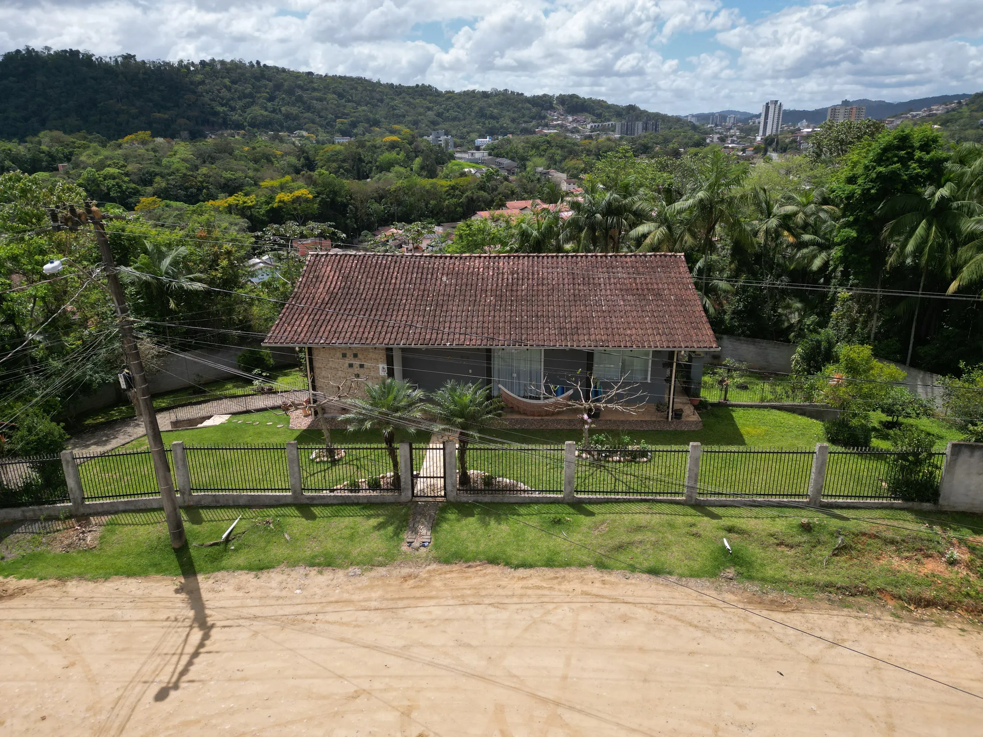 Casa AVERBADA em Blumenau, amplo terreno e próximo de tudo. — foto 2