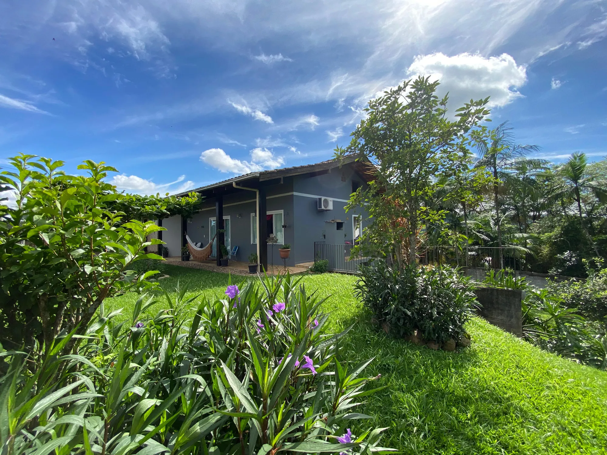 Casa AVERBADA em Blumenau, amplo terreno e próximo de tudo. - foto 1