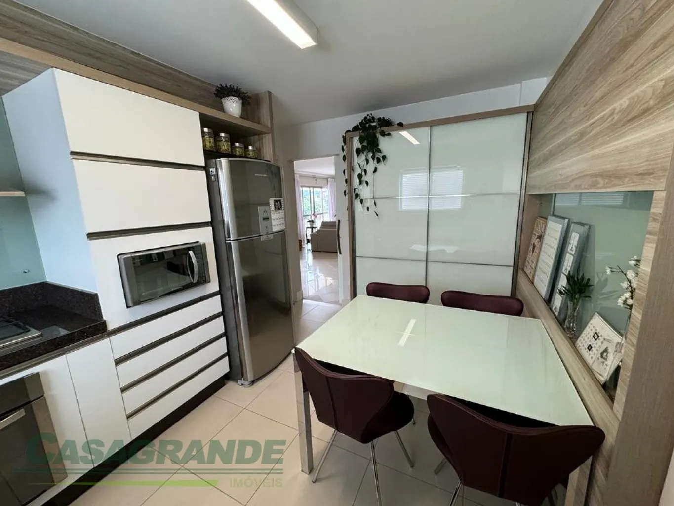 Amplo apartamento semi mobiliado no início do bairro Velha, 3 dormitórios sendo 1 suíte + dependência de empregada com banheiro, sala de estar e jantar integradas, sacada com churrasqueira, lavabo e banheiro social, entrada social e de serviço, 2 vagas. — foto 2