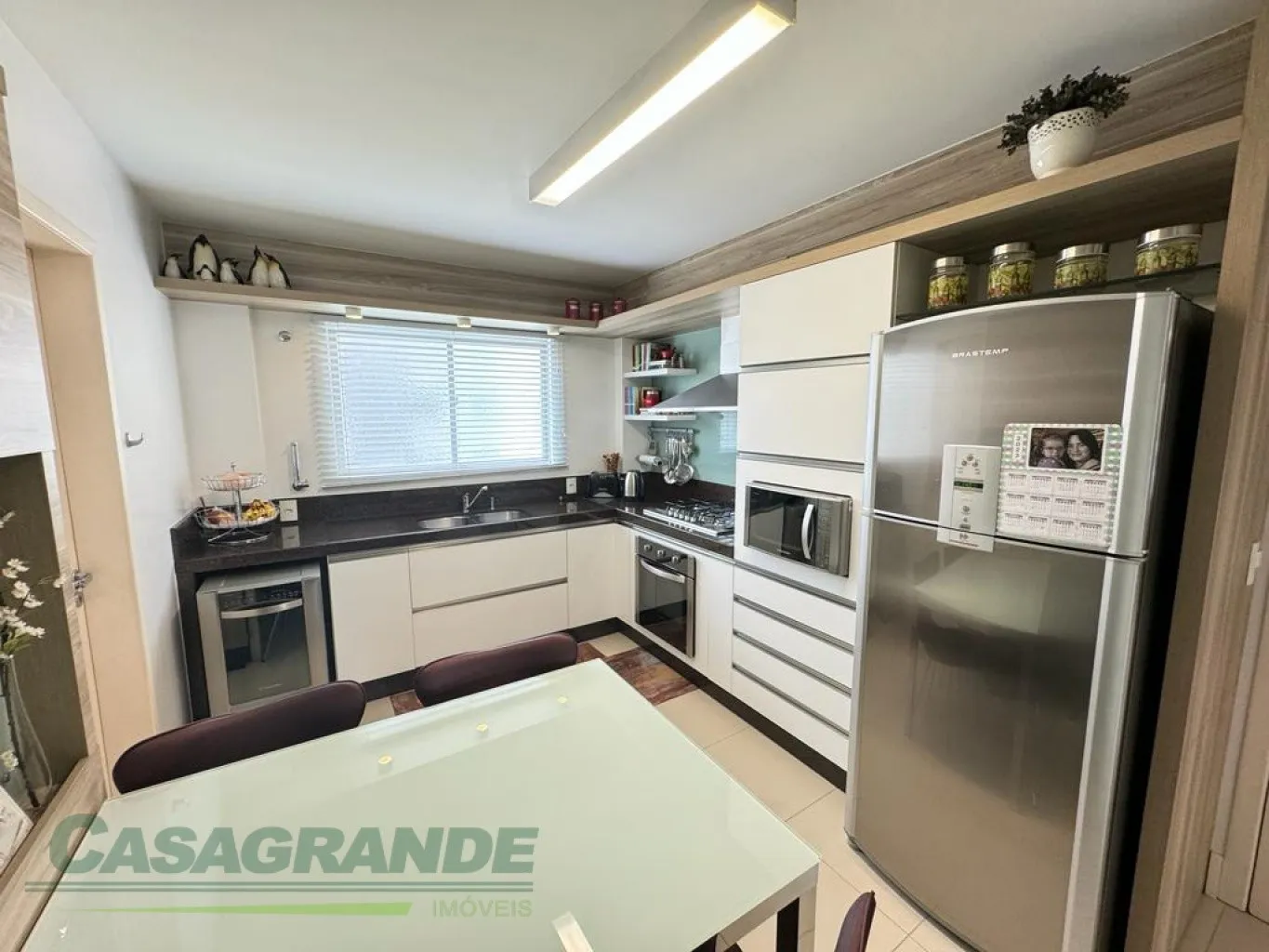 Amplo apartamento semi mobiliado no início do bairro Velha, 3 dormitórios sendo 1 suíte + dependência de empregada com banheiro, sala de estar e jantar integradas, sacada com churrasqueira, lavabo e banheiro social, entrada social e de serviço, 2 vagas. — foto 3