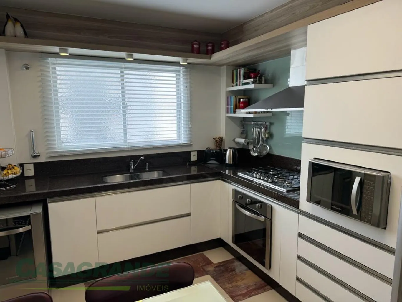 Amplo apartamento semi mobiliado no início do bairro Velha, 3 dormitórios sendo 1 suíte + dependência de empregada com banheiro, sala de estar e jantar integradas, sacada com churrasqueira, lavabo e banheiro social, entrada social e de serviço, 2 vagas. — foto 4
