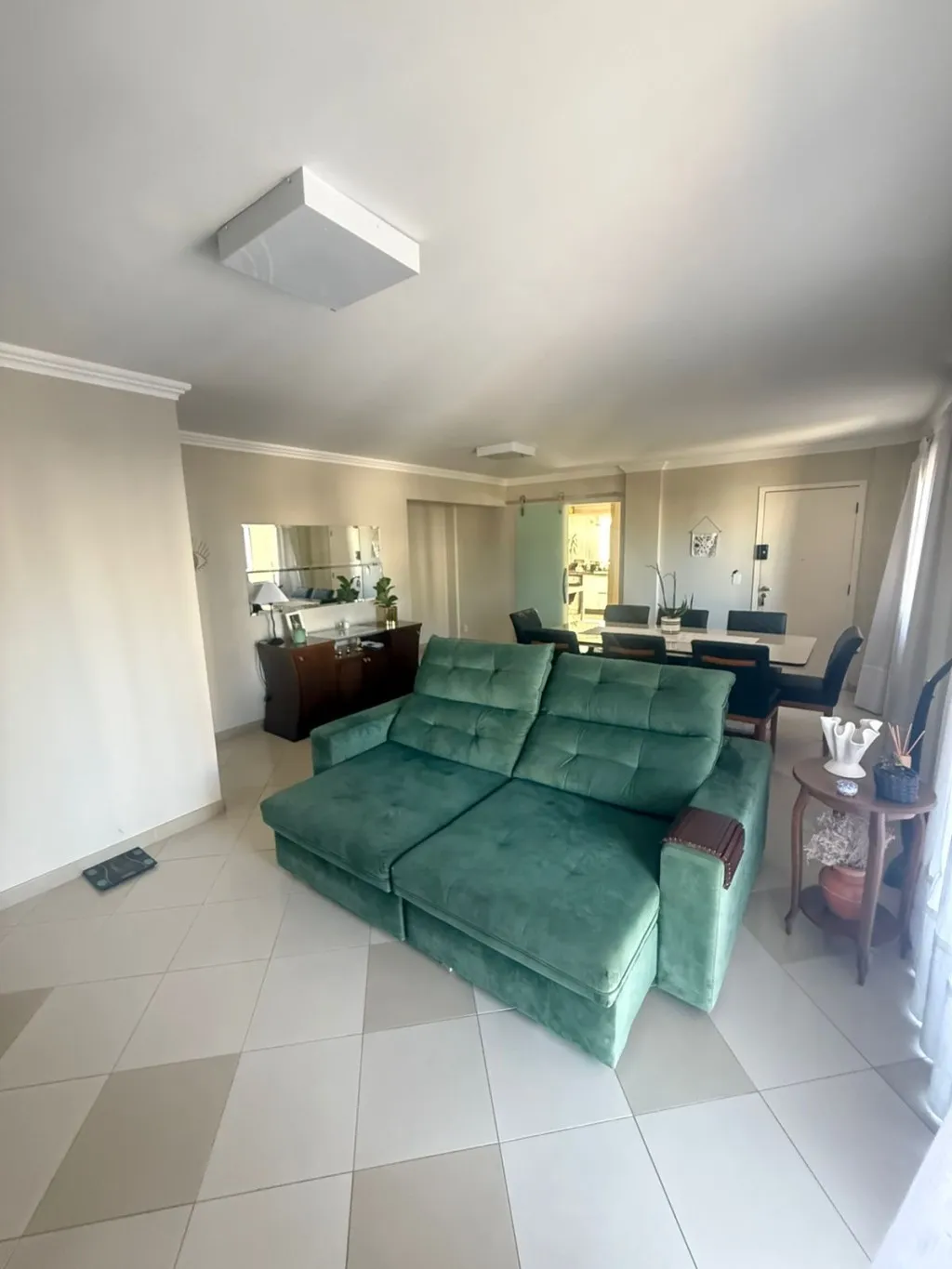 Amplo apartamento semi mobiliado no início do bairro Velha, 3 dormitórios sendo 1 suíte + dependência de empregada com banheiro, sala de estar e jantar integradas, sacada com churrasqueira, lavabo e banheiro social, entrada social e de serviço, 2 vagas. — foto 5