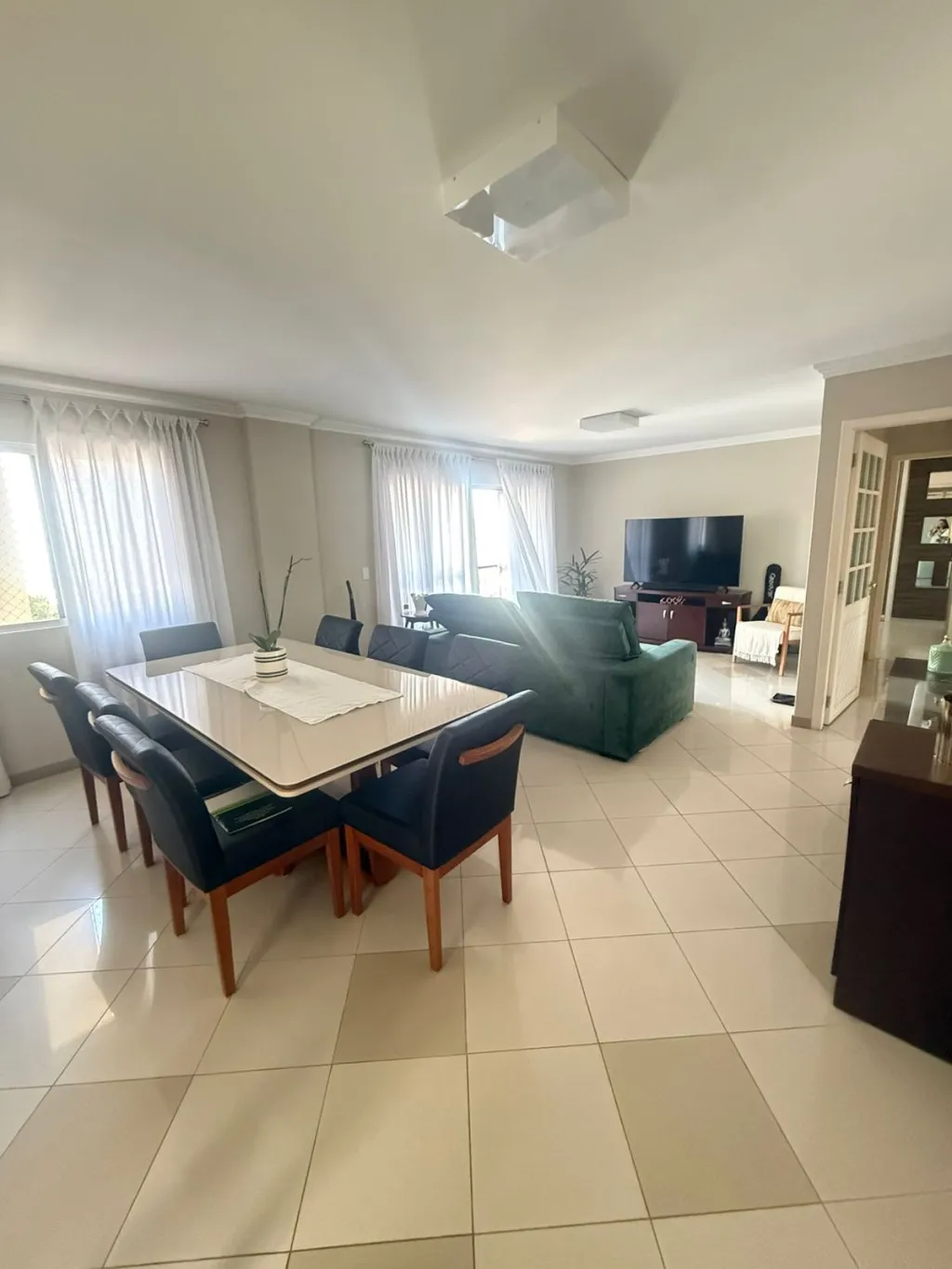 Amplo apartamento semi mobiliado no início do bairro Velha, 3 dormitórios sendo 1 suíte + dependência de empregada com banheiro, sala de estar e jantar integradas, sacada com churrasqueira, lavabo e banheiro social, entrada social e de serviço, 2 vagas. — foto 6