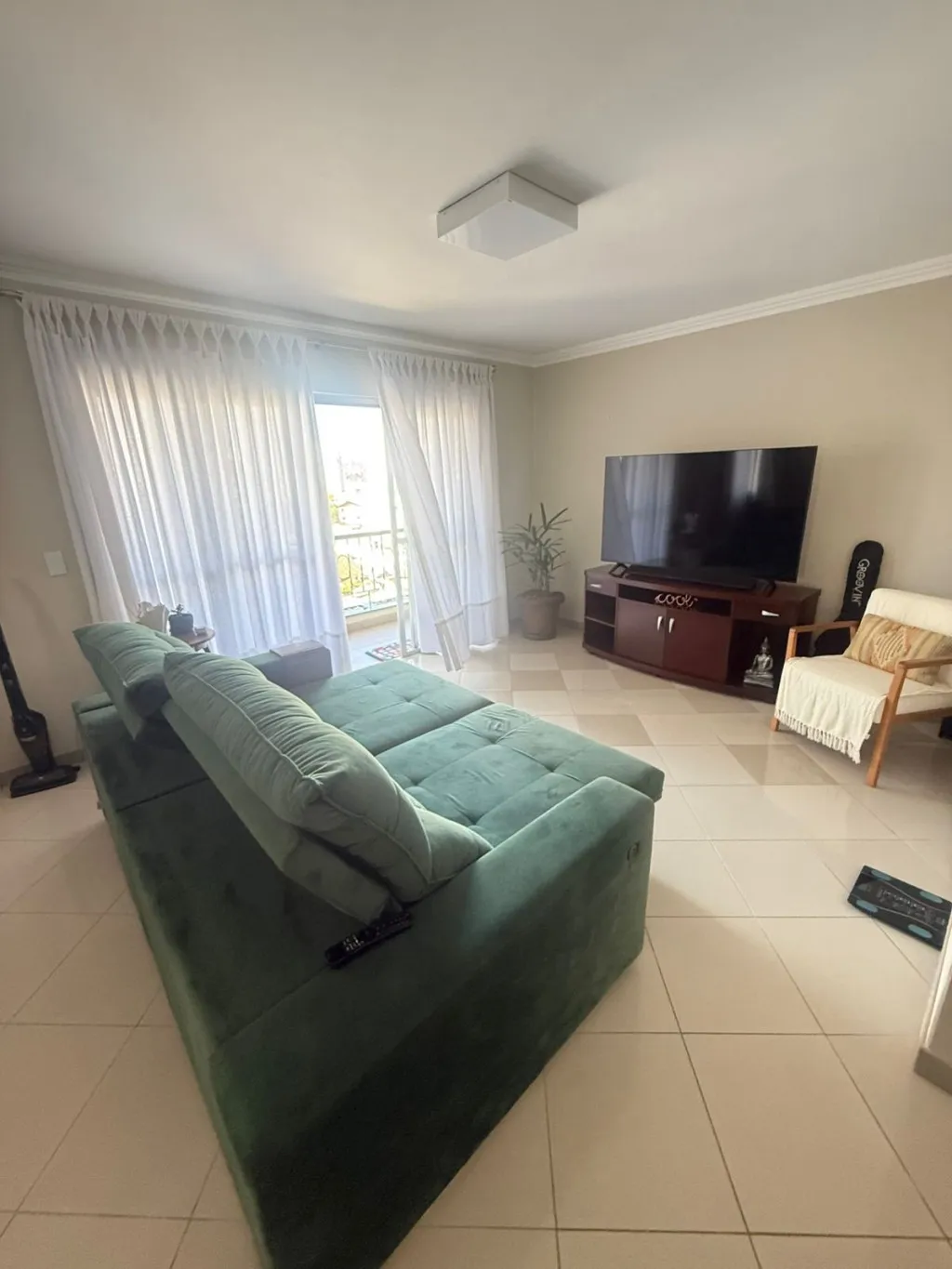 Amplo apartamento semi mobiliado no início do bairro Velha, 3 dormitórios sendo 1 suíte + dependência de empregada com banheiro, sala de estar e jantar integradas, sacada com churrasqueira, lavabo e banheiro social, entrada social e de serviço, 2 vagas. — foto 7