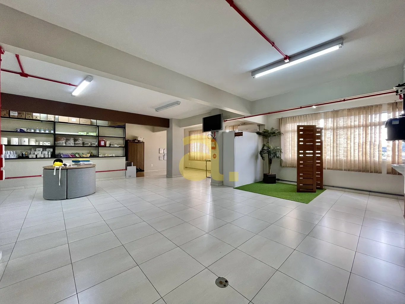 SALA COMERCIAL BAIRRO AGUA VERDE - 100m — foto 3