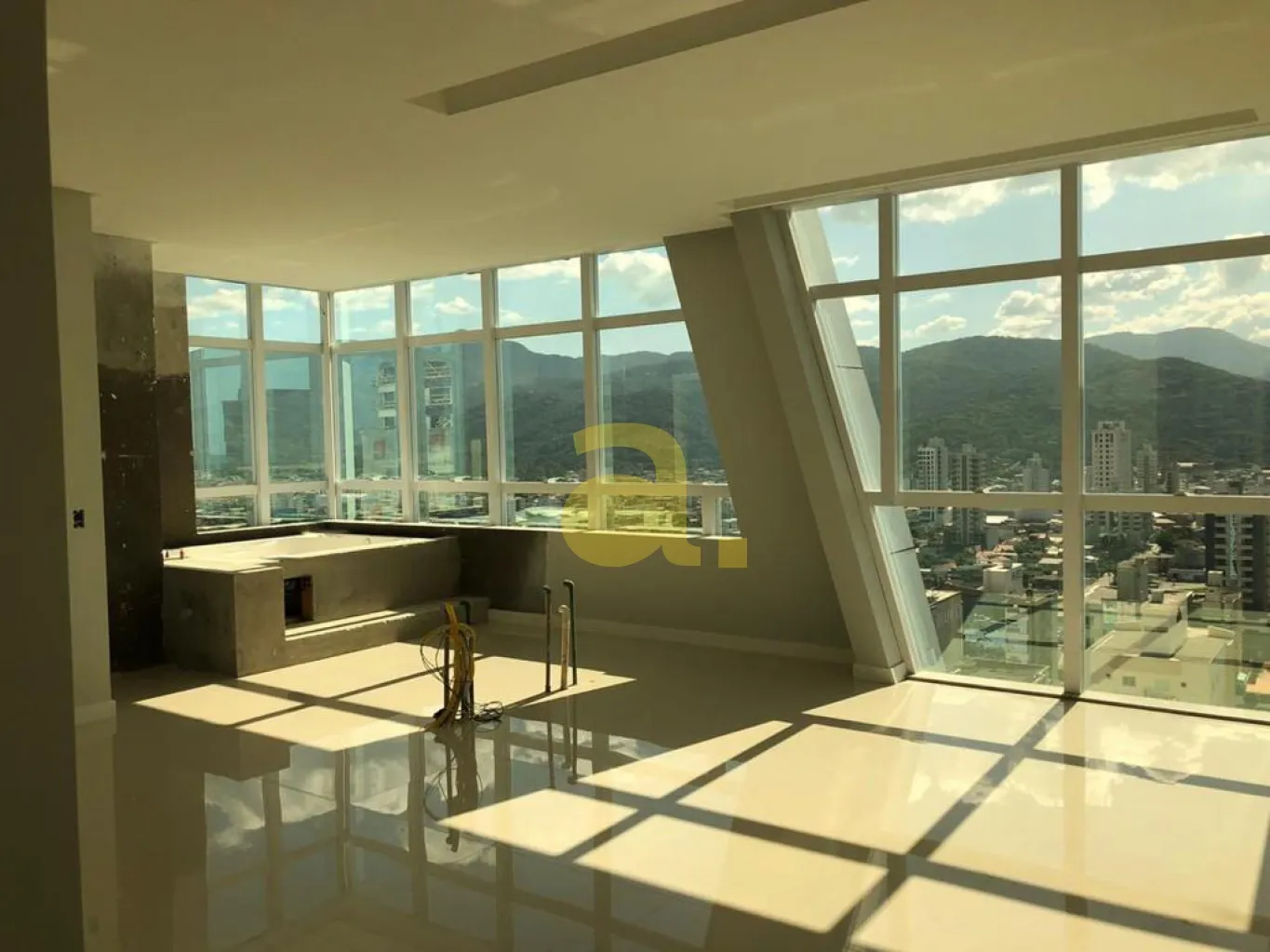 COBERTURA DUPLEX MOBILIADA COM 5 SUITES NO PARAÍSO DE MEIA PRAIA - ITAPEMA SC — foto 2
