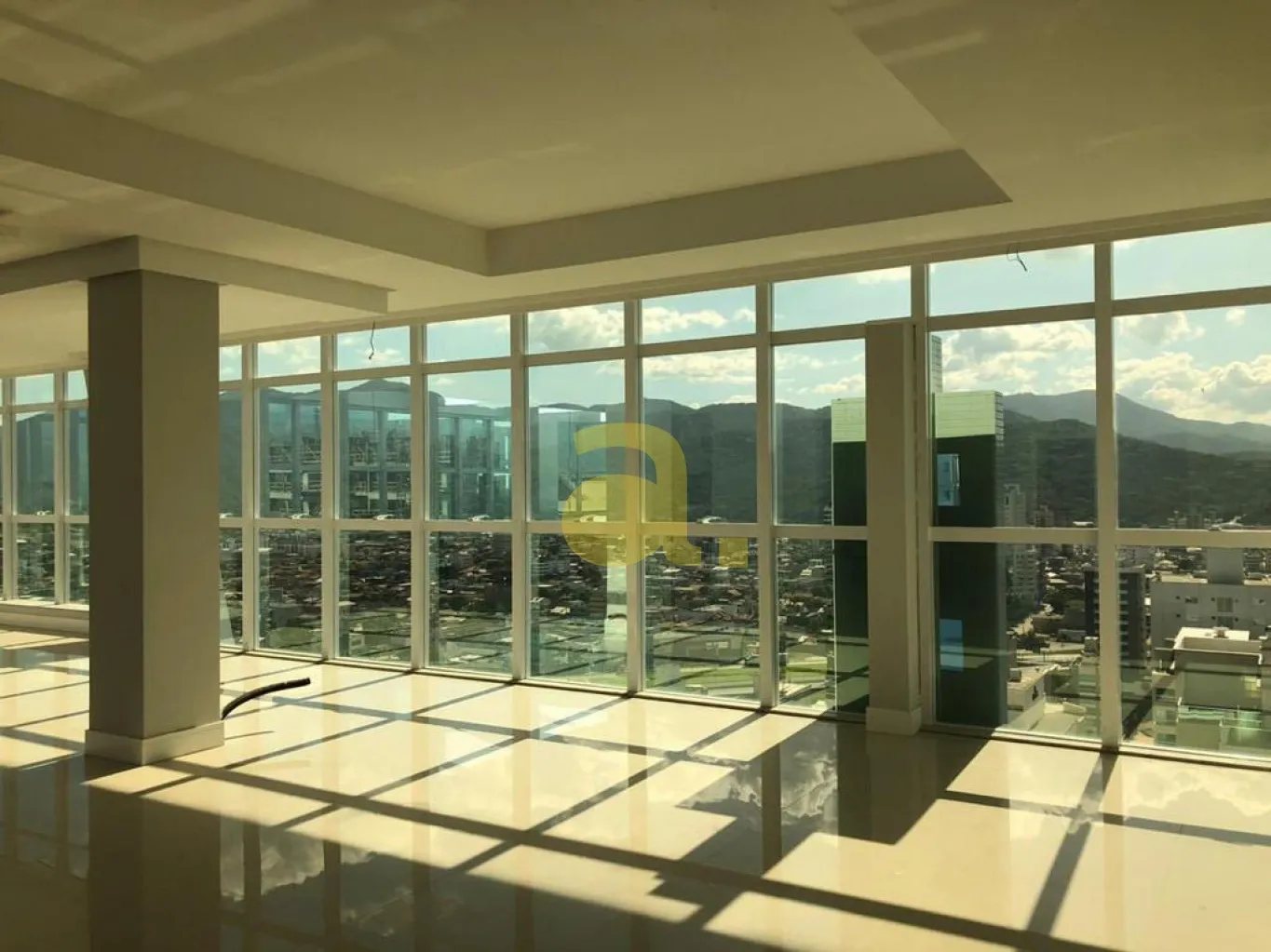 COBERTURA DUPLEX MOBILIADA COM 5 SUITES NO PARAÍSO DE MEIA PRAIA - ITAPEMA SC — foto 3