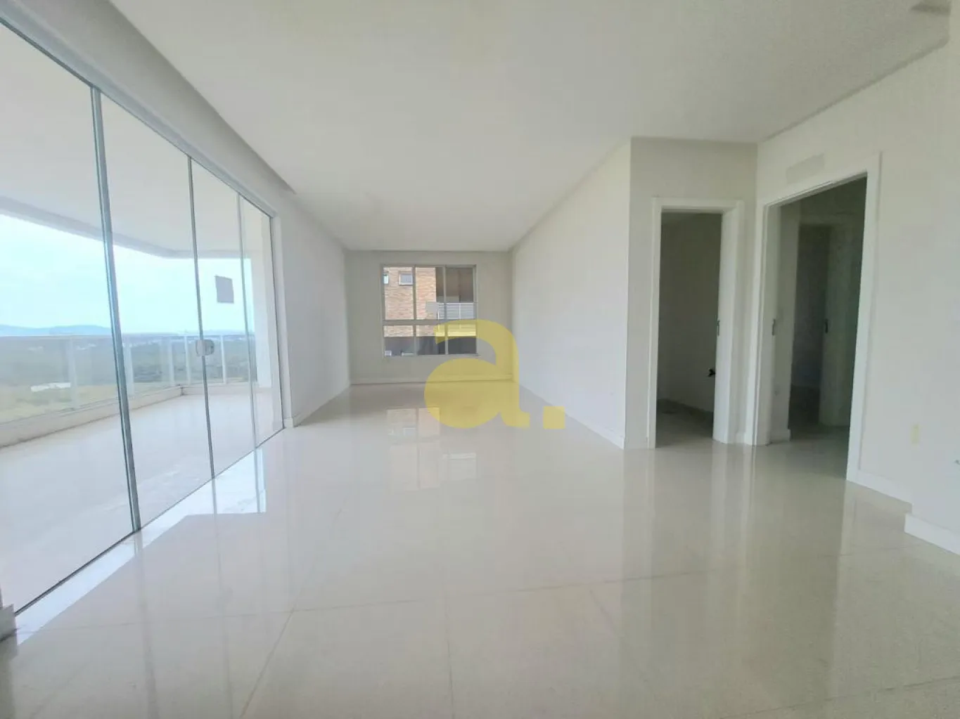 Oportunidade Única em um Apartamento 3 Suítes a 200m do Mar em Meia Praia, Itapema - foto 1