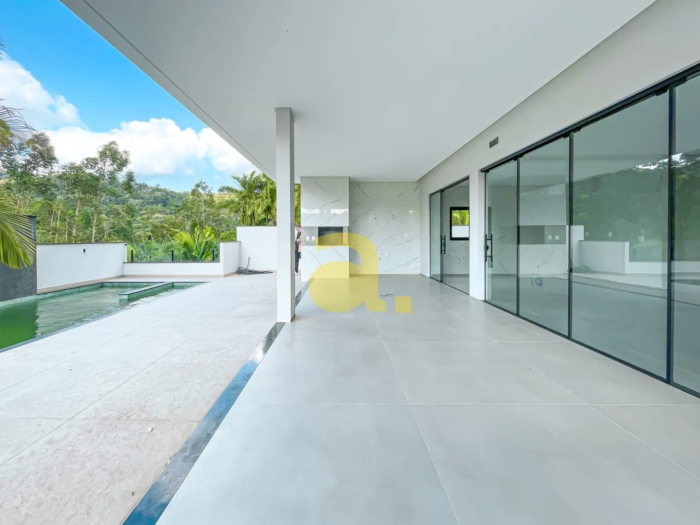 CASA DE ALTO PADRÃO À VENDA NO GOLDEN PARK, ITOUPAVA CENTRAL EM BLUMENAU — foto 2