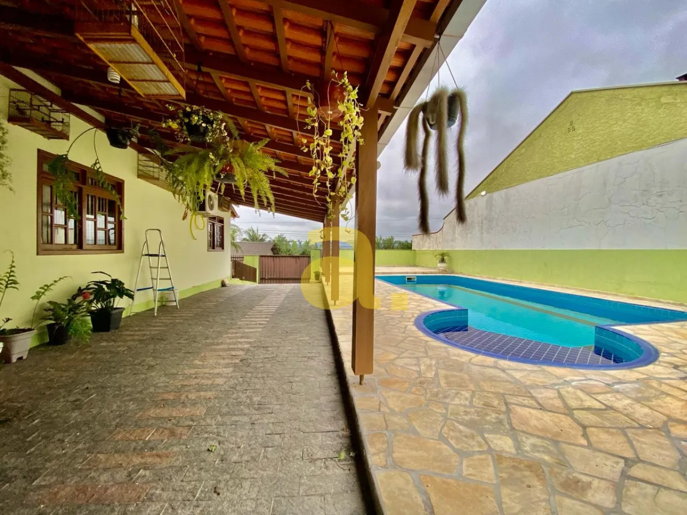 Casa com Piscina no Bairro Tribess — foto 2