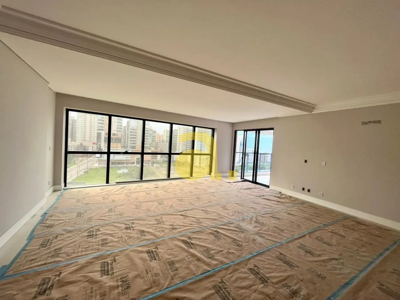 APARTAMENTO BEM LOCALIZADO PRÓXIMO A PRAIA EM ITAPEMA COM 4 SUÍTES. — foto 2