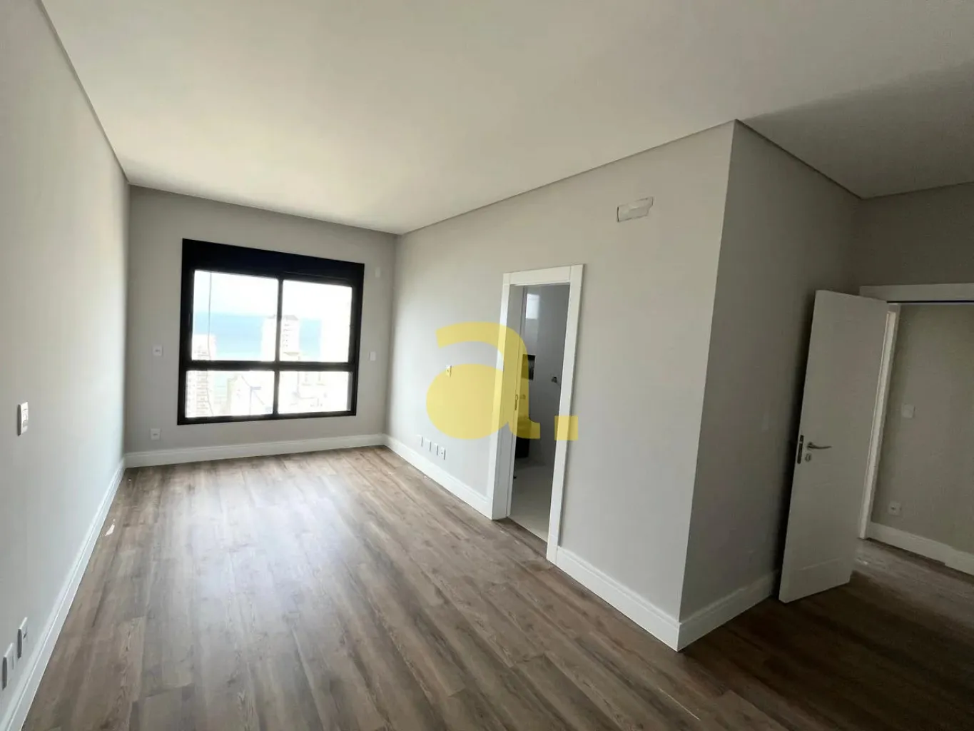 APARTAMENTO BEM LOCALIZADO PRÓXIMO A PRAIA EM ITAPEMA COM 4 SUÍTES. — foto 3