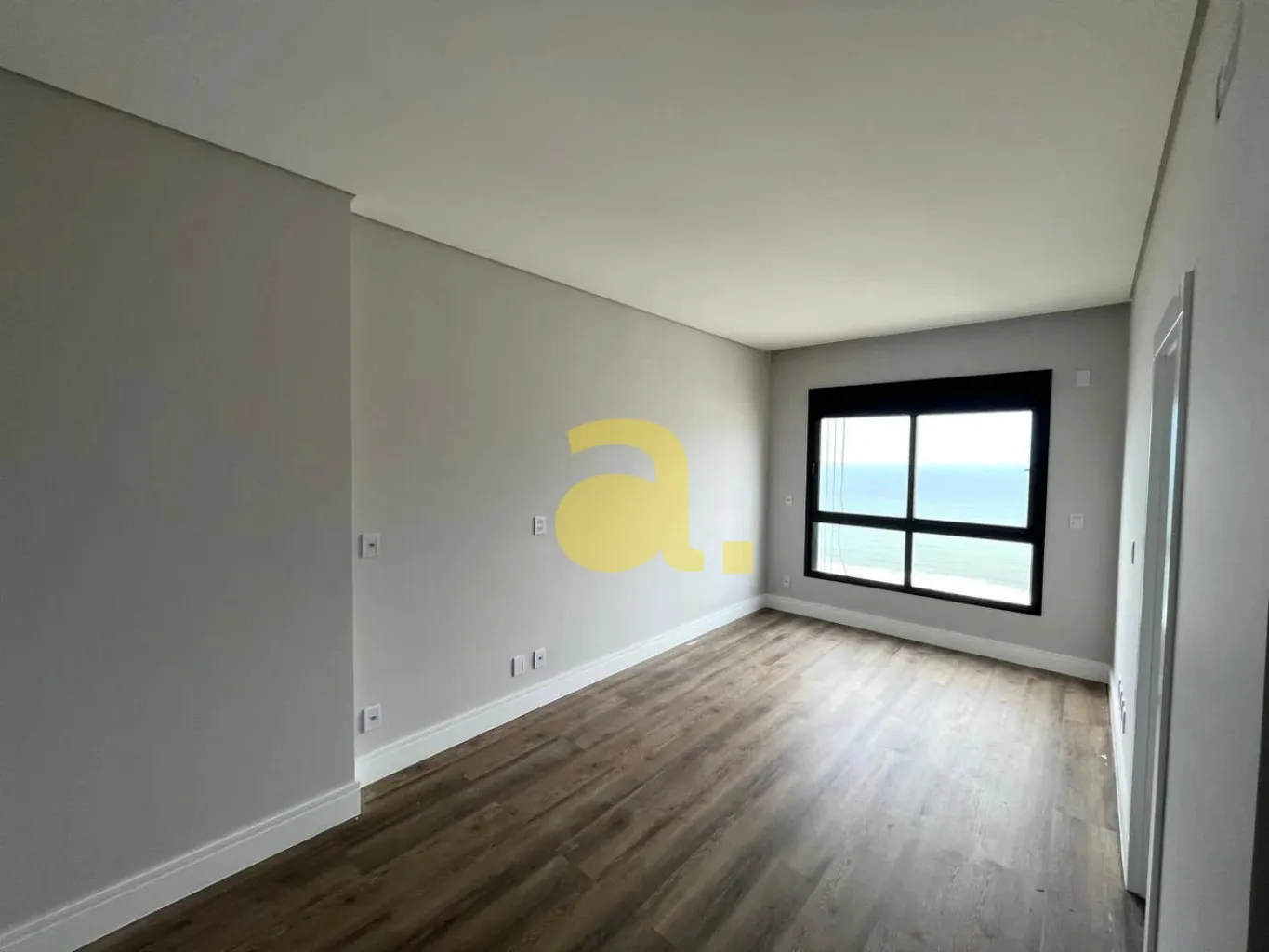 APARTAMENTO BEM LOCALIZADO PRÓXIMO A PRAIA EM ITAPEMA COM 4 SUÍTES. — foto 4