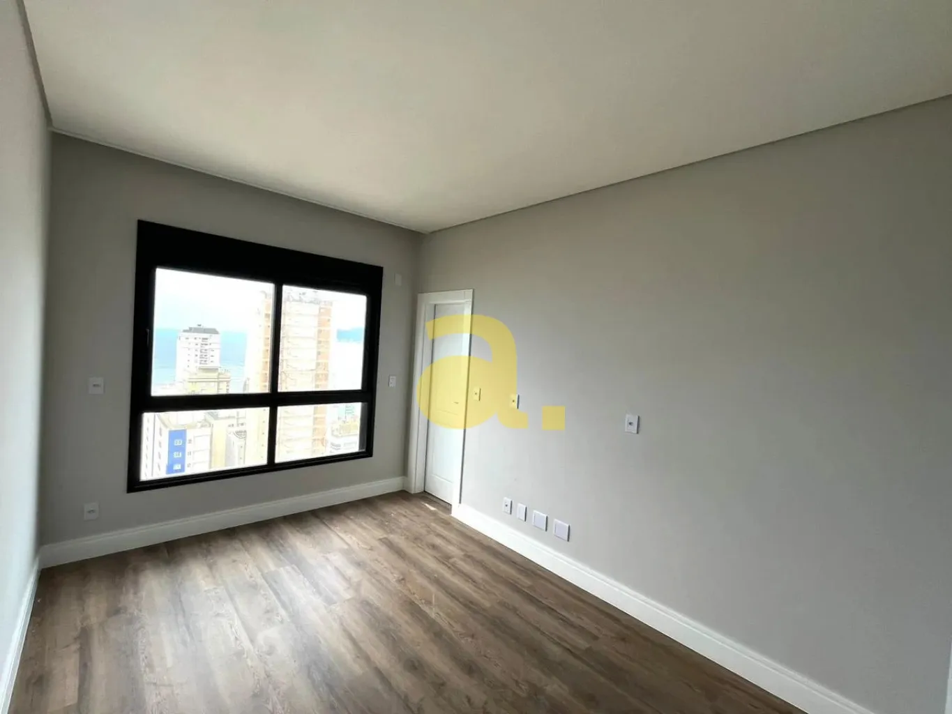 APARTAMENTO BEM LOCALIZADO PRÓXIMO A PRAIA EM ITAPEMA COM 4 SUÍTES. — foto 7