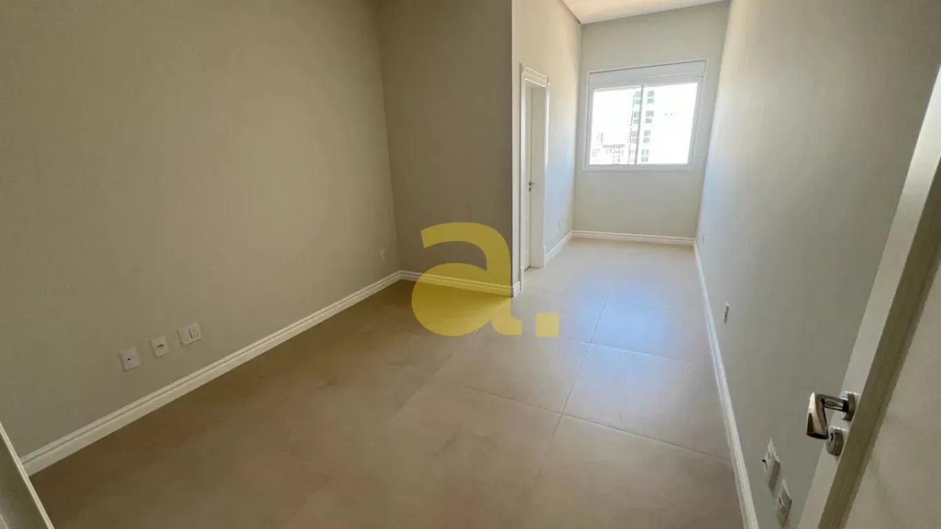 ÓTIMO APARTAMENTO FRENTE MAR COM 4 SUÍTES E SACADA EM ITAPEMA MEIA PRAIA!! — foto 4
