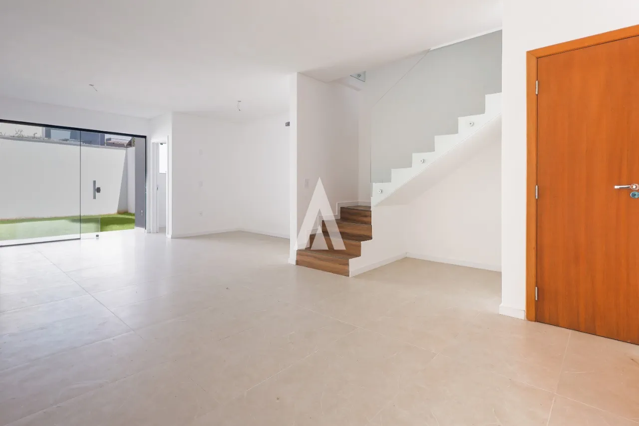 Sobrado Geminado com 1 suíte(s) mais 2 quarto(s) à venda no bairro Saguaçu em Joinville, por R$ 770.000.00. — foto 3