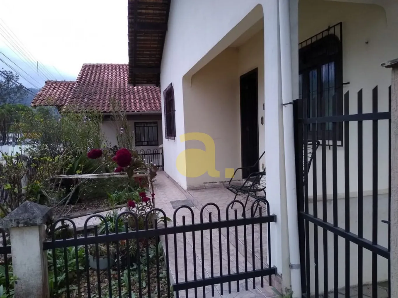 ÓTIMA CASA A VENDA NO CENTRO DE RODEIO COM 3 DORMITÓRIOS A VENDA — foto 2