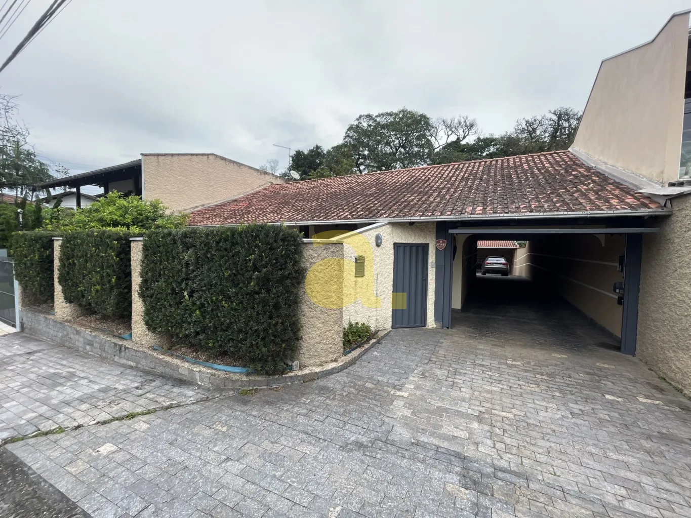 AMPLA CASA BEM LOCALIZADA - ÁGUA VERDE - foto 1