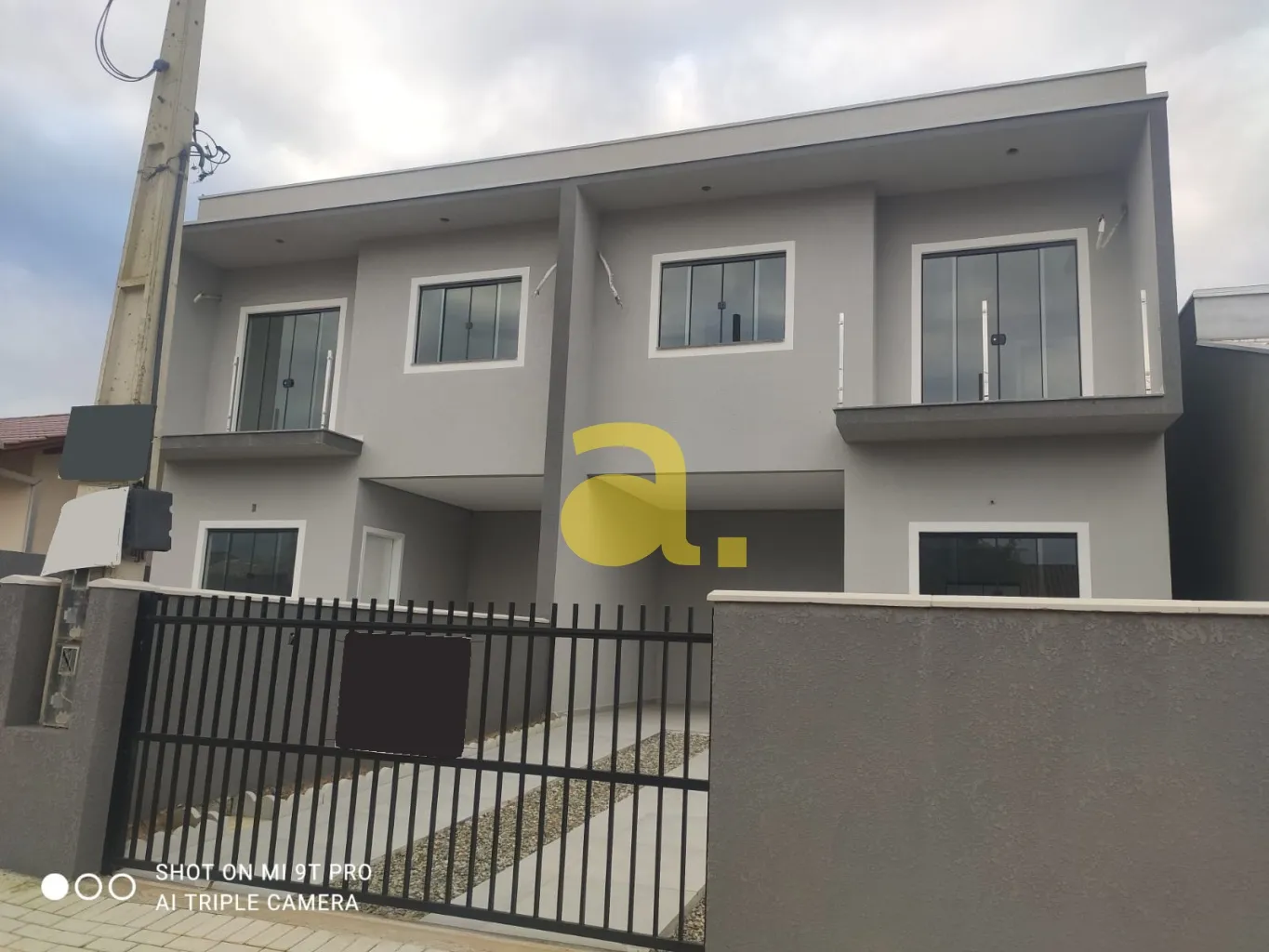 Sobrado novo com 3 dormitórios | Centro de Barra Velha - foto 1