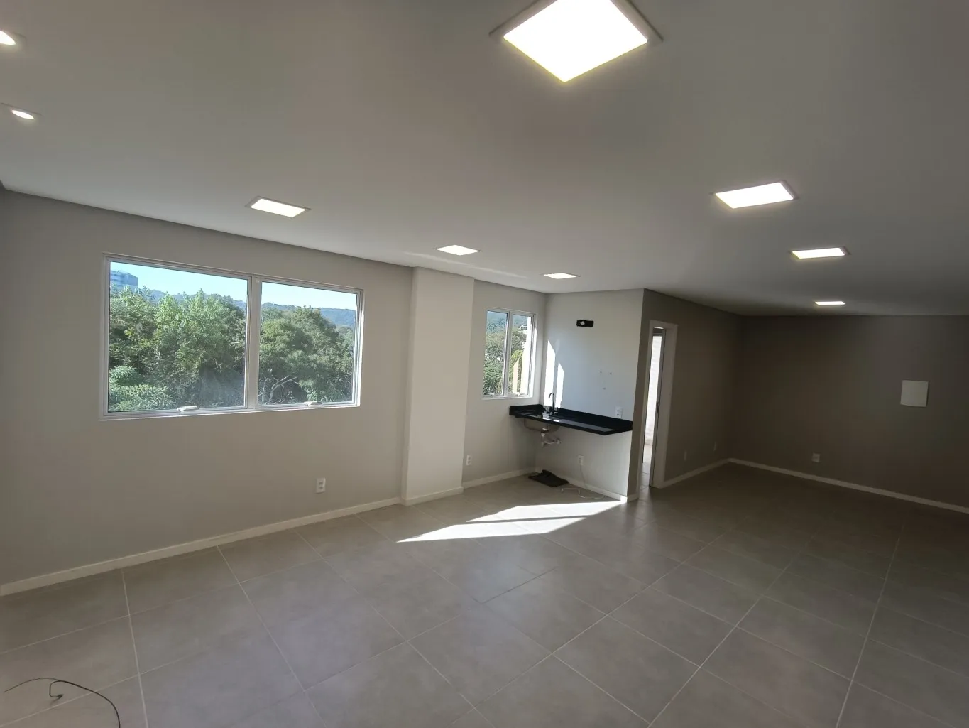**Sala Comercial Moderna na Alameda Rio Branco - Blumenau/SC** — foto 2