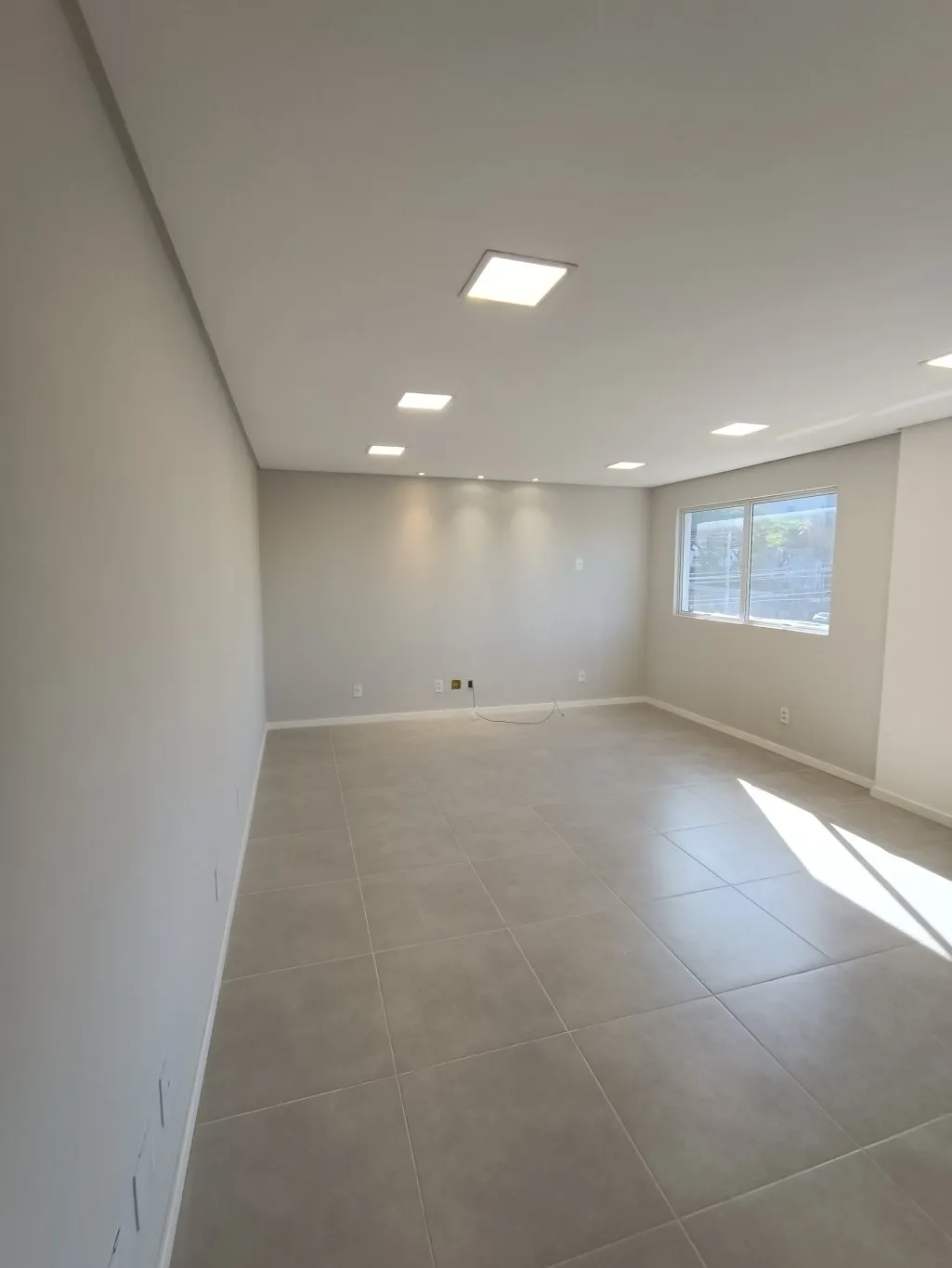 **Sala Comercial Moderna na Alameda Rio Branco - Blumenau/SC** — foto 5