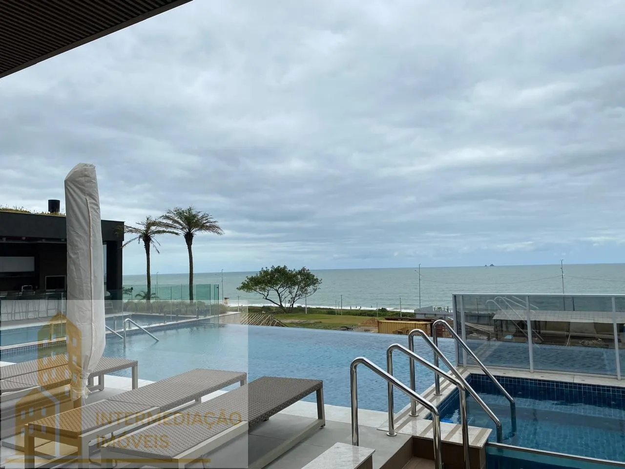 Apartamento frente mar em Balneário Piçarras - foto 1