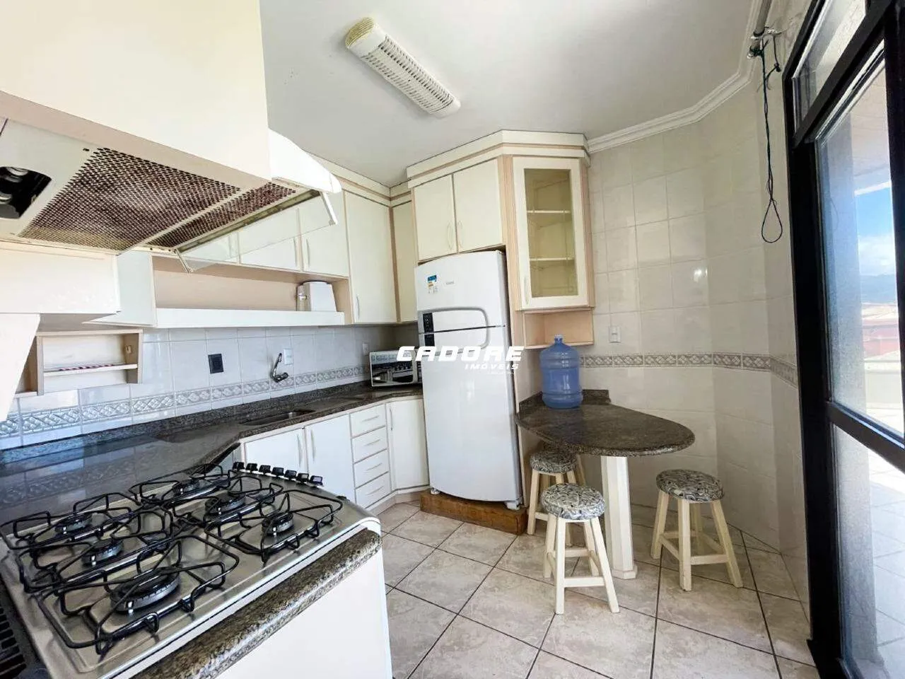 Amplo Apartamento com 4 Dormitórios no Centro de Bombinhas | Cadore Imóveis — foto 4