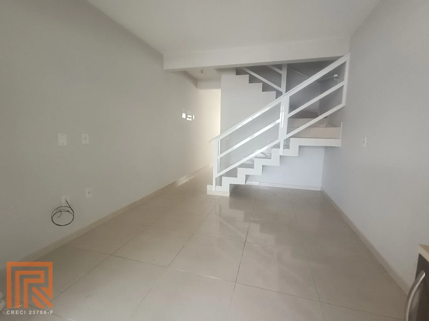 Sobrado pronto para morar com 02 dormitórios, garagem coberta, próximo a rua Bahia. - foto 1