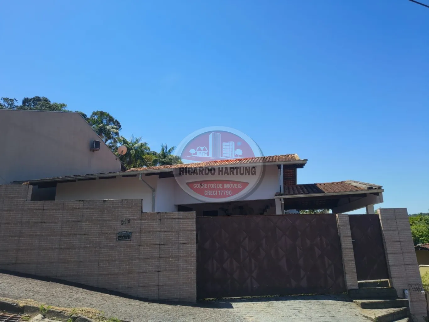 Excelente casa alvenaria averbada e semi-mobiliada, com amplos espaços de áreas de festas - foto 1