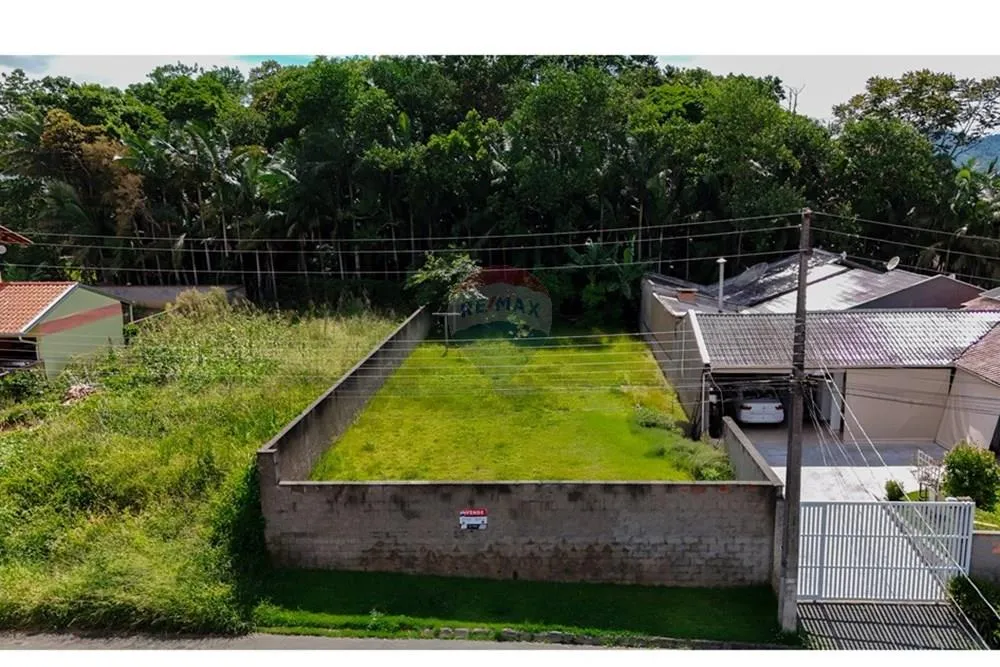 Terreno todo murado, com grama, plano em Rua asfaltada no Bairro Tapajós contendo 365,52m - foto 1