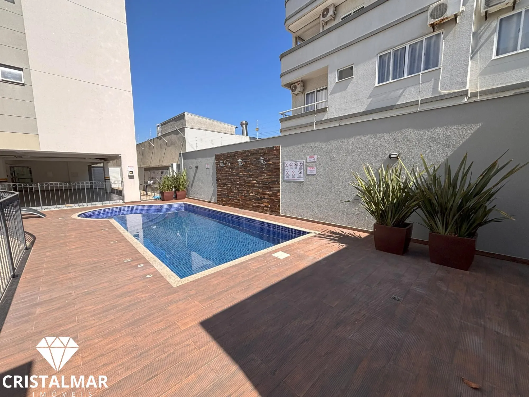 OPORTUNIDADE EM CONDOMINIO FECHADO- APTO MOBILIADO A 250 METROS DA PRAIA - foto 1