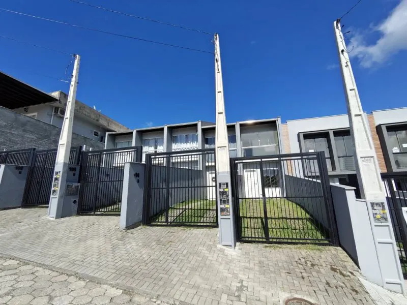 Sobrado de 2 dormitórios, 2 vagas de estacionamento e amplo quintal nos fundos, no Bairro Itoupavazinha em Blumenau SC - foto 1