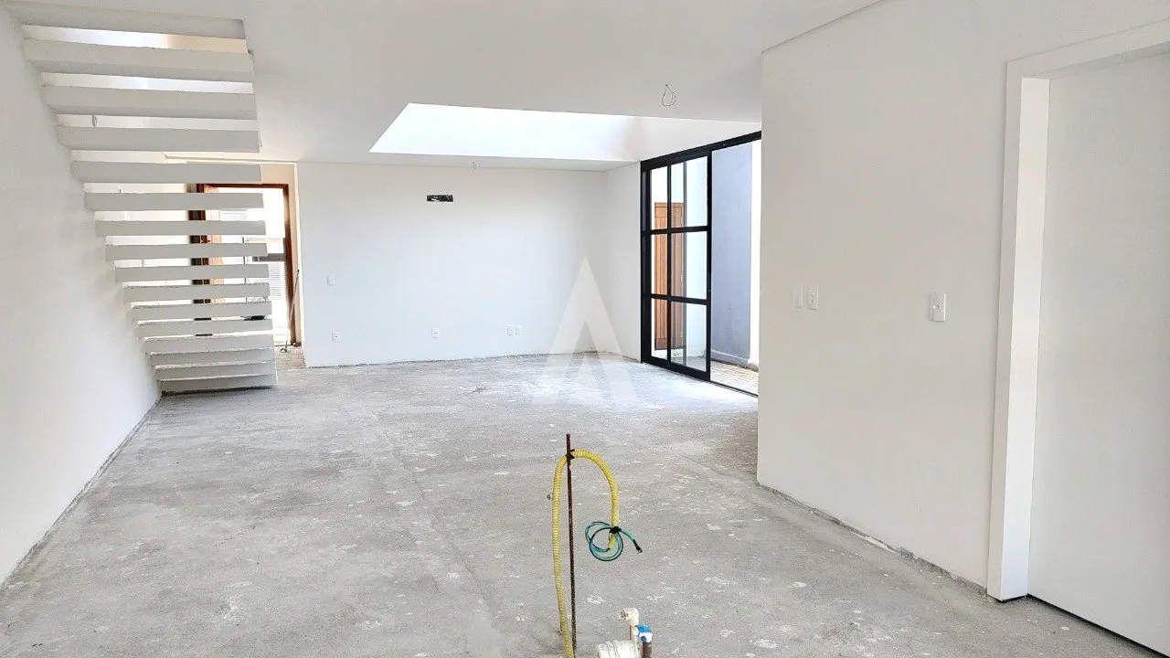 Sobrado Geminado com 3 suíte(s) à venda no bairro Iririú em Joinville, por R$ 990.000.00. — foto 2