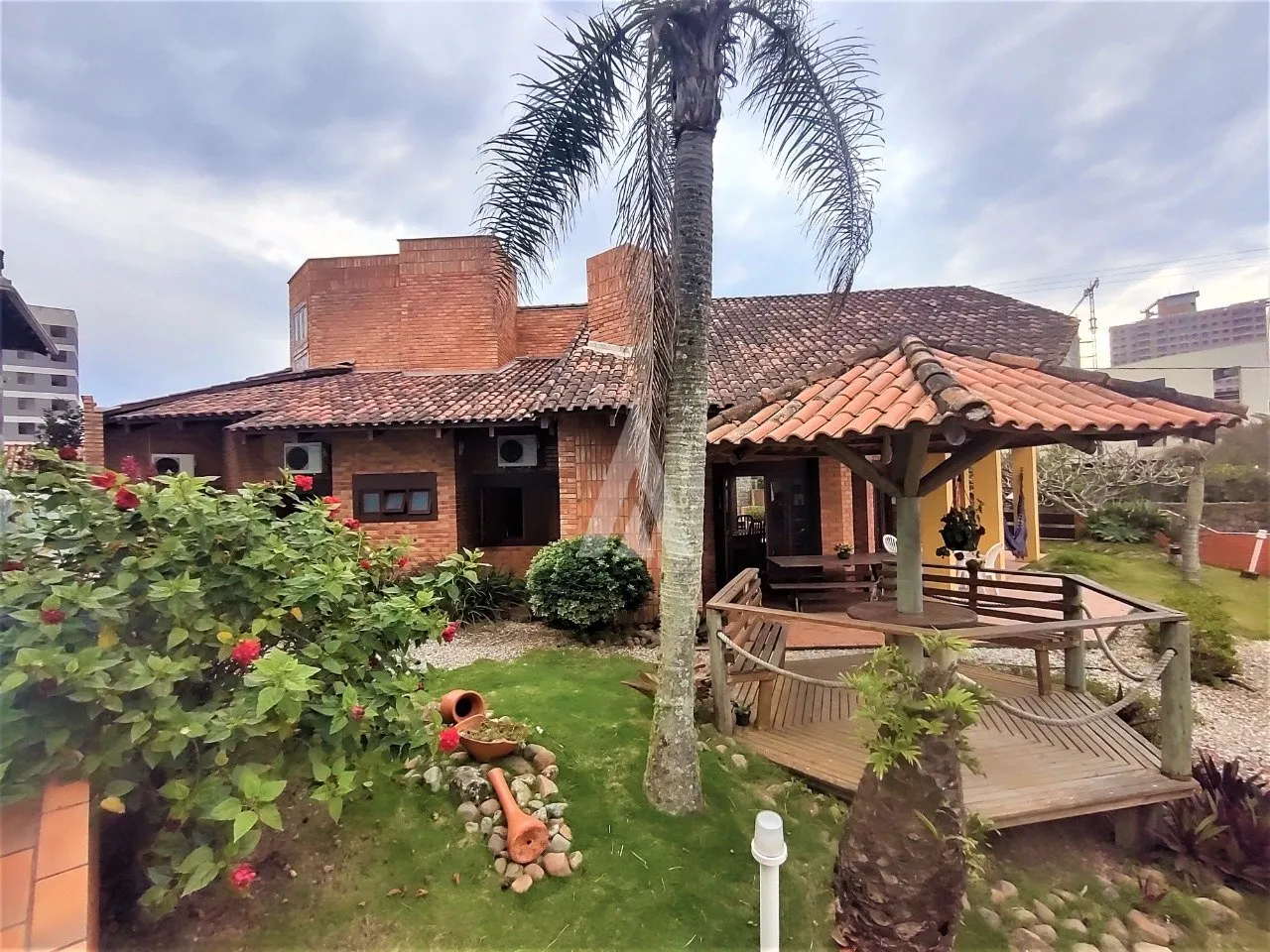 Casa com 1 suíte(s) mais 3 quarto(s) à venda no bairro Itacolomi em Piçarras, por R$ 2.950.000.00. - foto 1