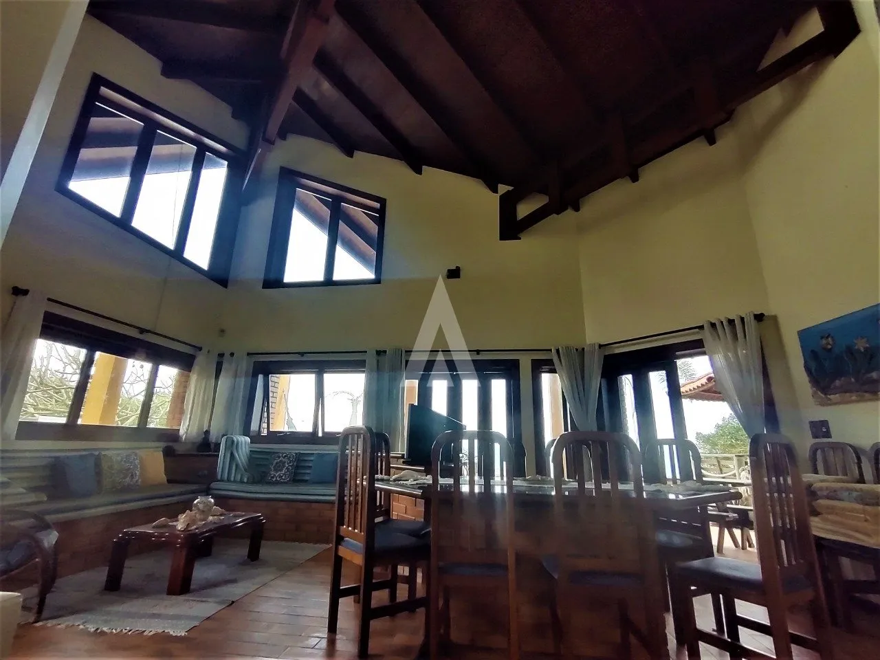 Casa com 1 suíte(s) mais 3 quarto(s) à venda no bairro Itacolomi em Piçarras, por R$ 2.950.000.00. — foto 7