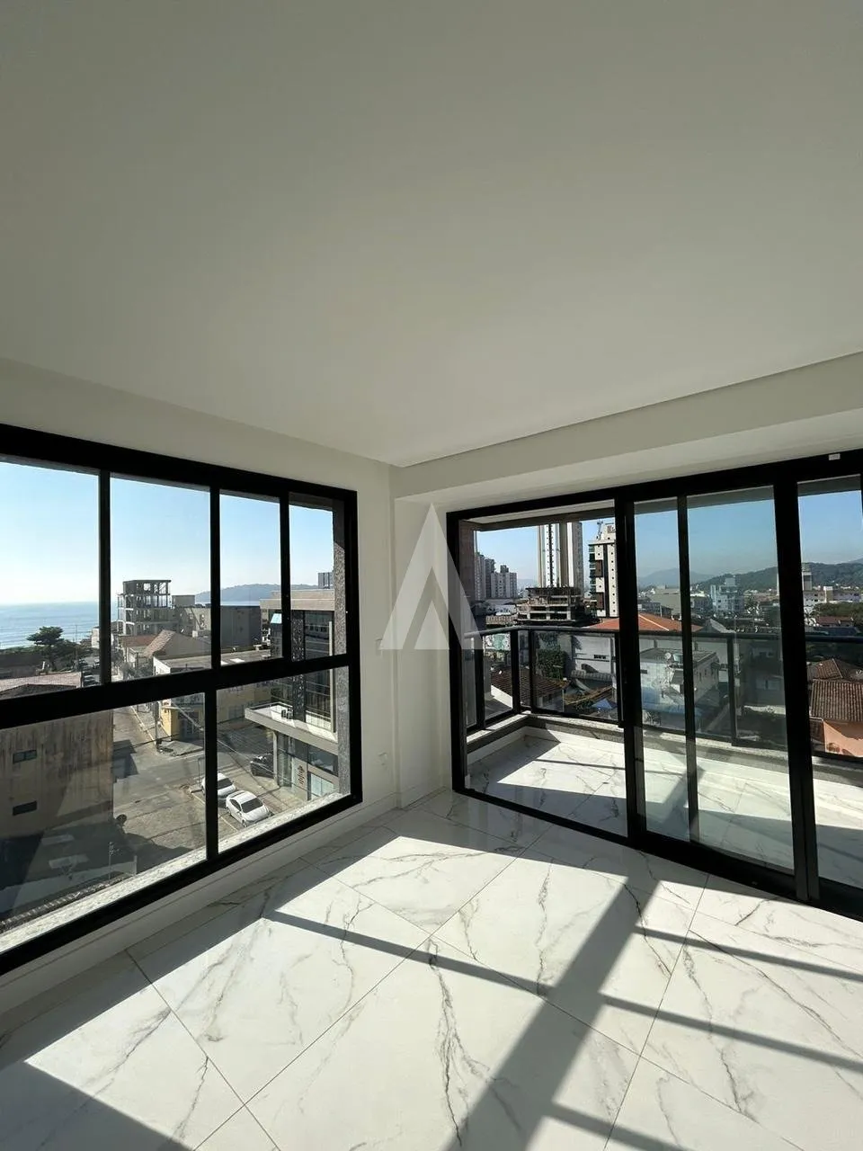 Apartamento com 1 suíte(s) mais 2 quarto(s) à venda no bairro Centro em Piçarras, por R$ 1.100.000.00. — foto 4