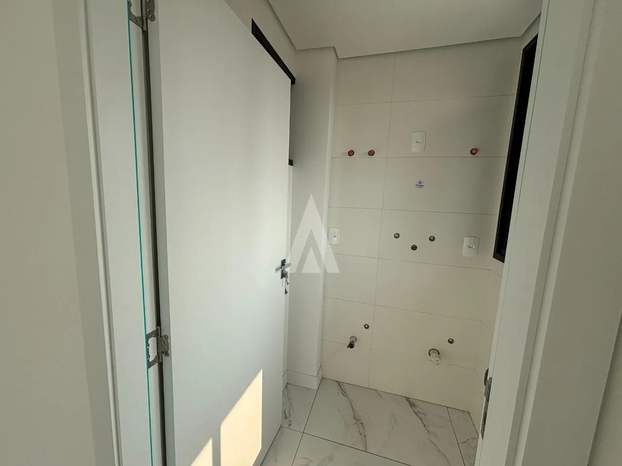 Apartamento com 1 suíte(s) mais 2 quarto(s) à venda no bairro Centro em Piçarras, por R$ 1.100.000.00. — foto 6