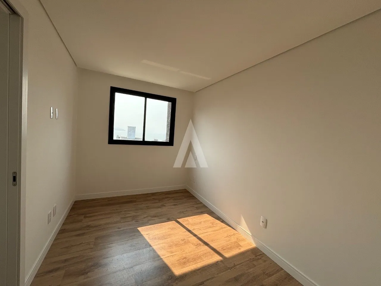 Apartamento com 1 suíte(s) mais 2 quarto(s) à venda no bairro Centro em Piçarras, por R$ 1.100.000.00. — foto 7