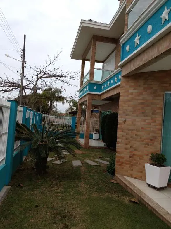 Casa com 1 suíte(s) mais 2 quarto(s) à venda no bairro Itacolomi em Piçarras, por R$ 2.500.000.00. — foto 2