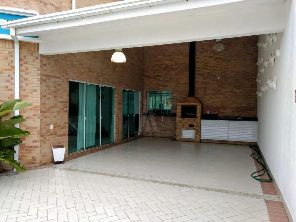 Casa com 1 suíte(s) mais 2 quarto(s) à venda no bairro Itacolomi em Piçarras, por R$ 2.500.000.00. — foto 4