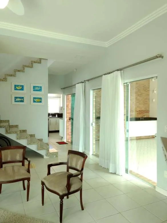 Casa com 1 suíte(s) mais 2 quarto(s) à venda no bairro Itacolomi em Piçarras, por R$ 2.500.000.00. — foto 5