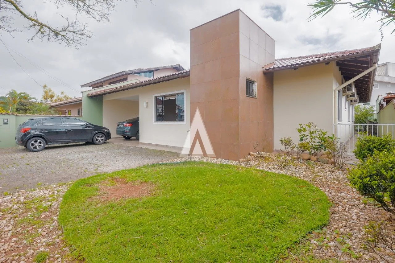 Casa térrea 1 suíte mais 3 quartos à venda no bairro Glória em Joinville - SC por R$ 1.2500.000,00 - foto 1