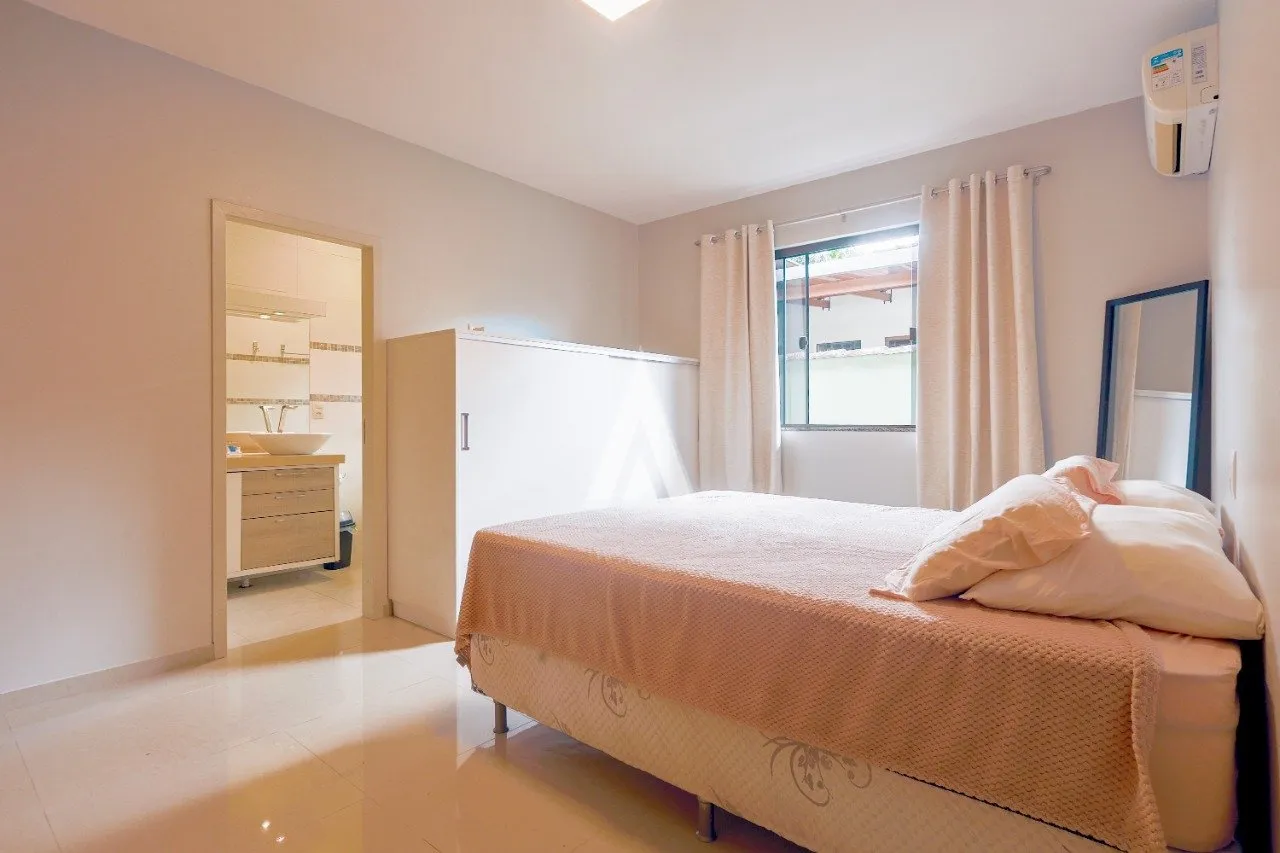 Casa térrea 1 suíte mais 3 quartos à venda no bairro Glória em Joinville - SC por R$ 1.2500.000,00 — foto 7