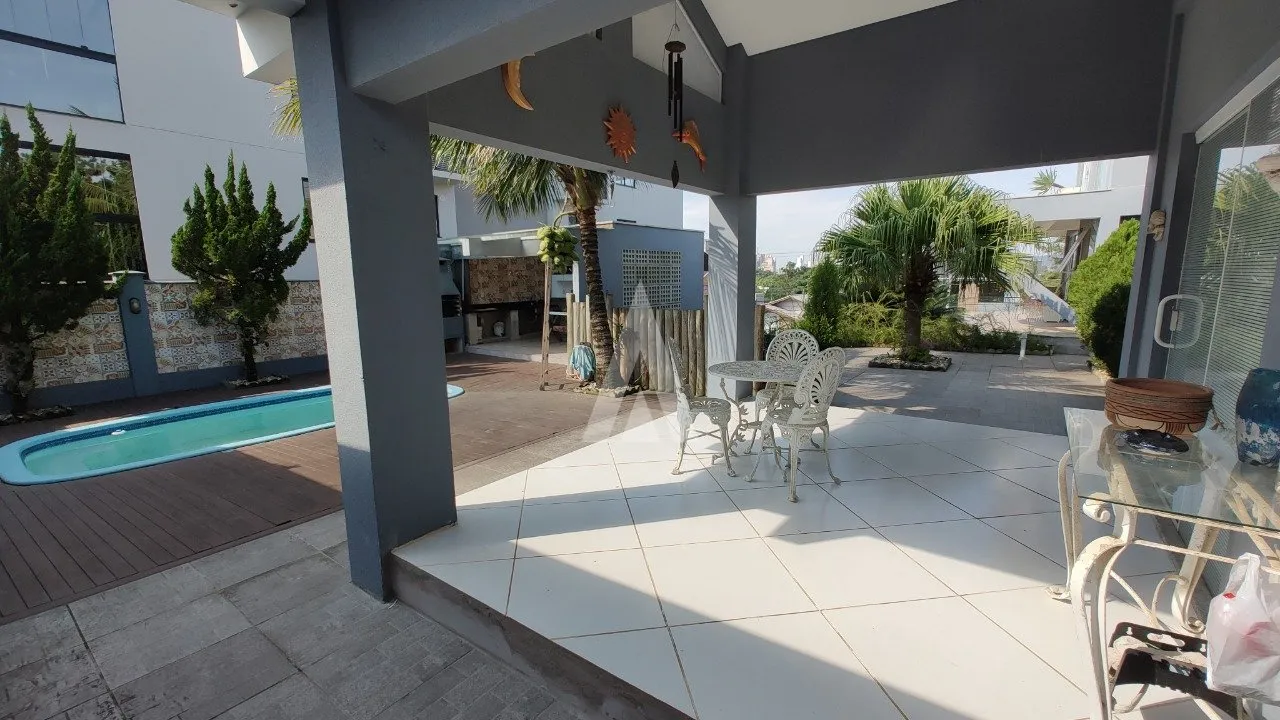 Casa com 1 suíte(s) mais 2 quarto(s) à venda no bairro Itacolomi em Piçarras, por R$ 2.500.000.00. — foto 2