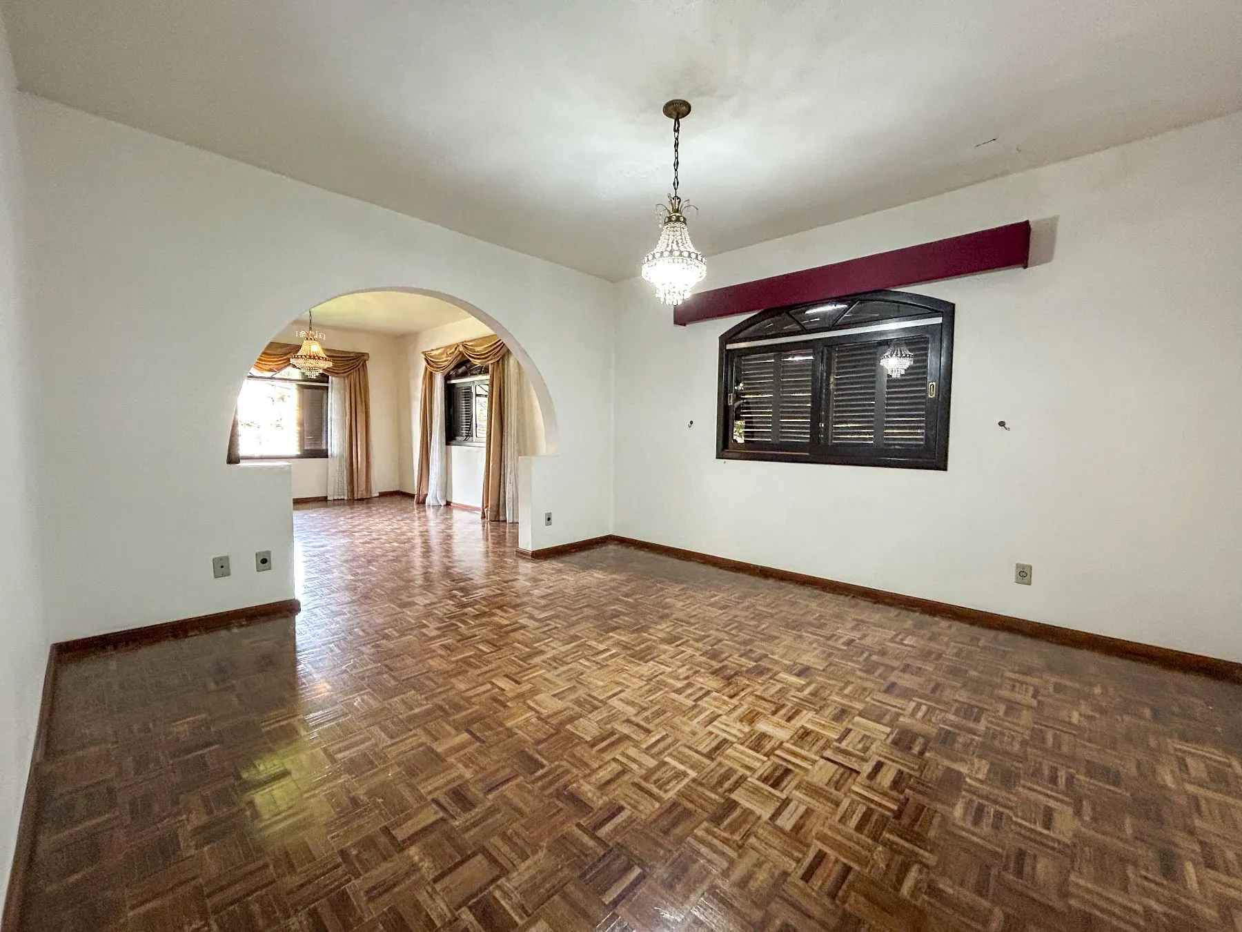 Casa com 6 Quartos no Centro — foto 3