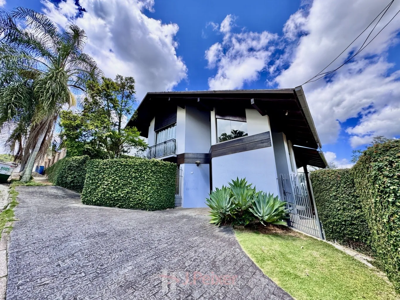 Casa Alto Padrão com 6 dormitórios, sendo 2 suítes, ampla área de festas com piscina, terreno de 900m e área construída de 367m, no Bairro da Velha em Blumenau - SC - foto 1