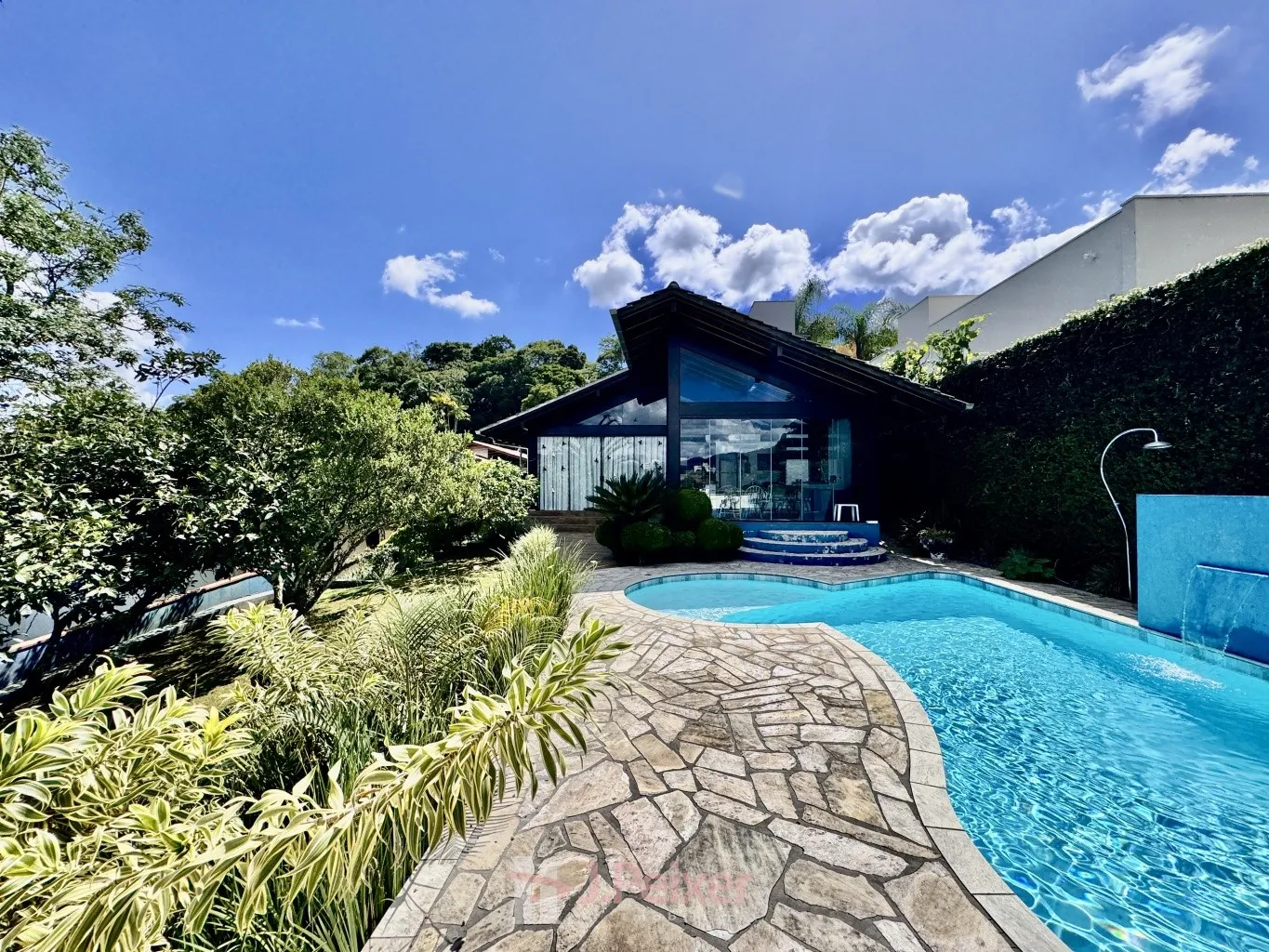 Casa Alto Padrão com 6 dormitórios, sendo 2 suítes, ampla área de festas com piscina, terreno de 900m e área construída de 367m, no Bairro da Velha em Blumenau - SC — foto 2