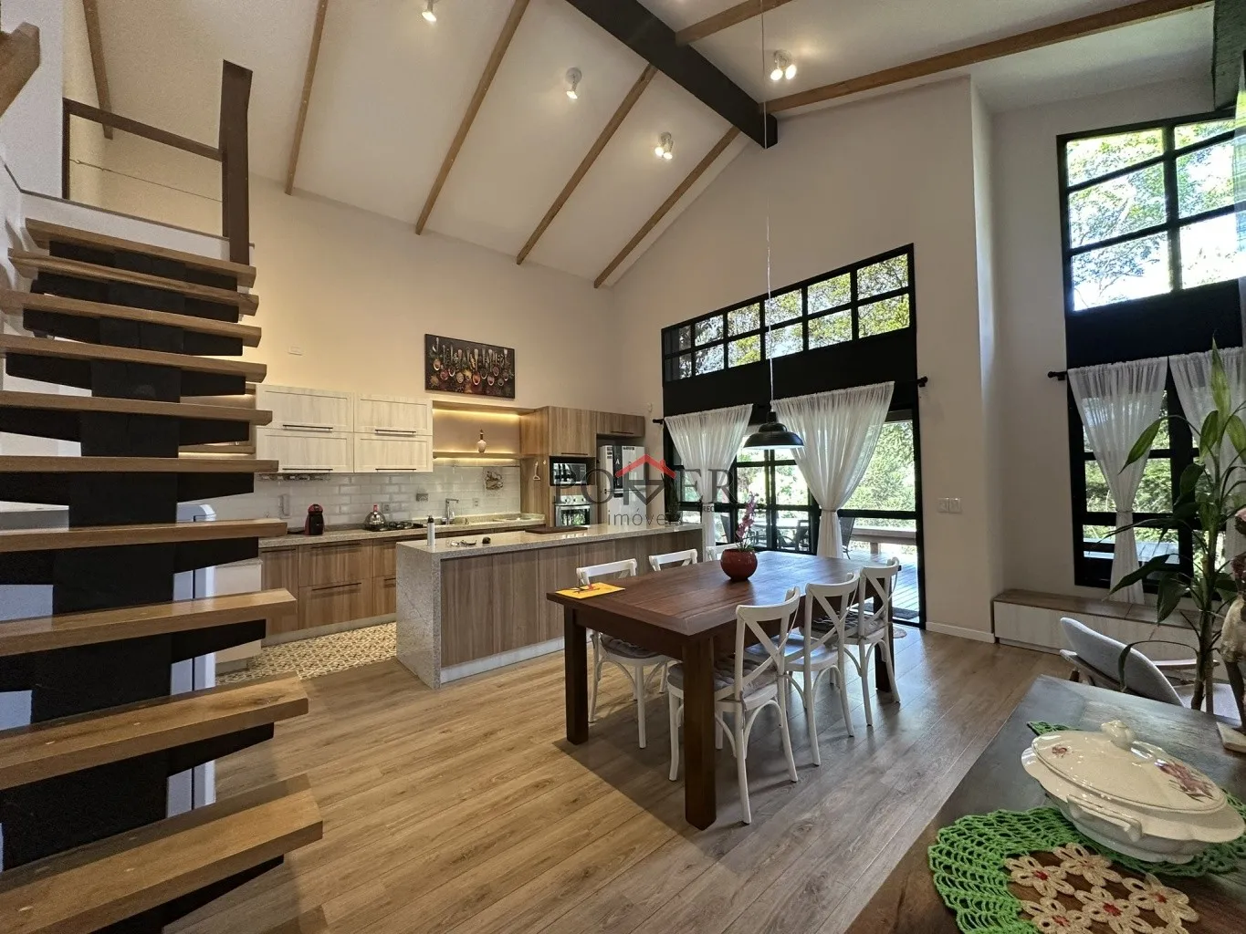 Refúgio Exclusivo na Barragem Pinhal em Rio dos Cedros com 163,45m de área Construída em Terreno de 693,00m com Vista Panorâmica para a Barragem - Totalmente Mobiliado, com Lareira, Deck, Pomar e Alto Potencial de Locação Turística — foto 5