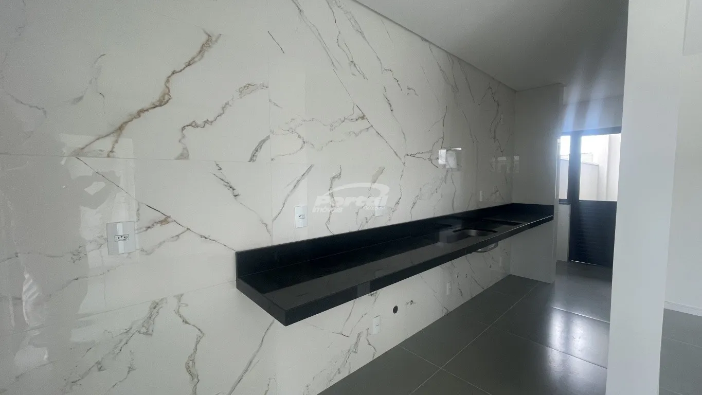 Apartamento novo com 3 dormitórios sendo 1 suíte e 2 Demi suíte mais 1 vaga de garagem, no bairro Itacolomi, em Balneário Piçarras — foto 4