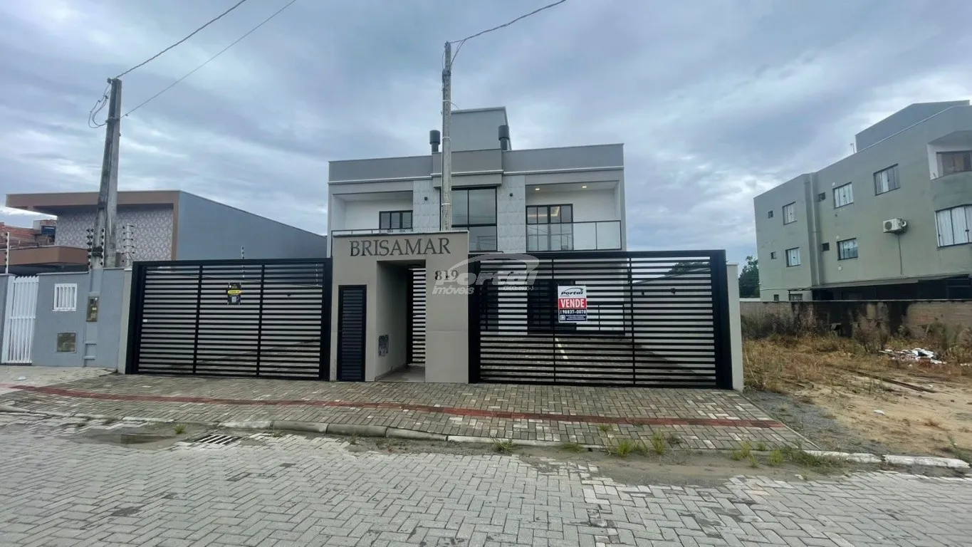 Apartamento novo com 3 dormitórios sendo 1 suíte e 2 Demi suíte mais 1 vaga de garagem, no bairro Itacolomi, em Balneário Piçarras - foto 1